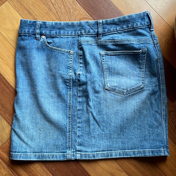 Ann Taylor Light Wash Denim Mini Skirt, size 6 - Picture 5 of 9